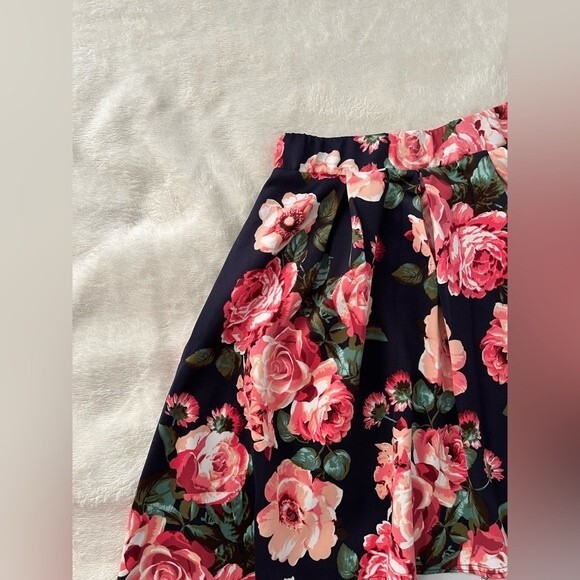 Floral asymmetrical skirt - Picture 6 of 9